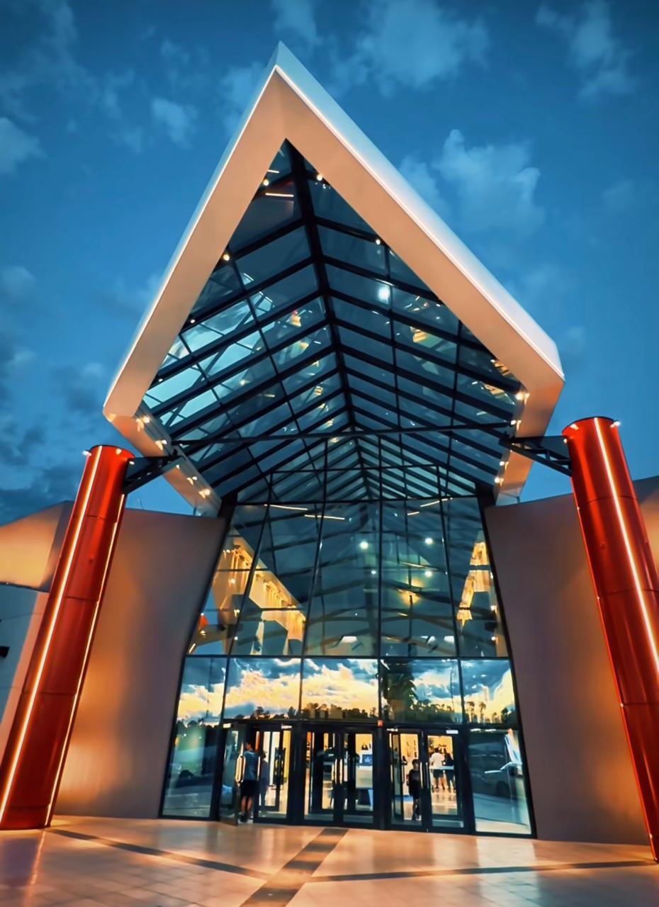 Entrada de Bahía Blanca Plaza Shopping al atardecer